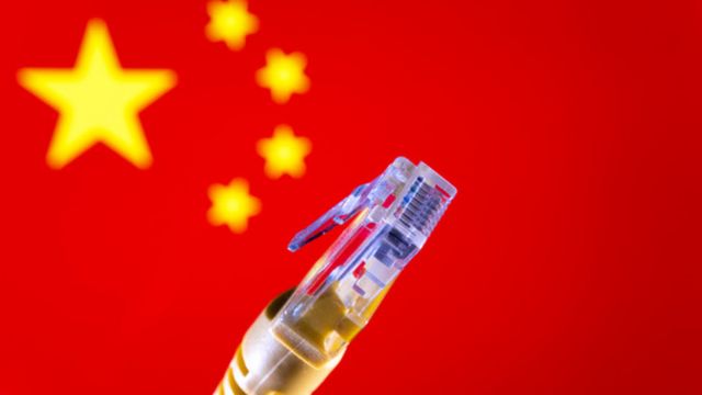 China-Flagge im Hintergrund, mit einer Nahaufnahme des Kabels