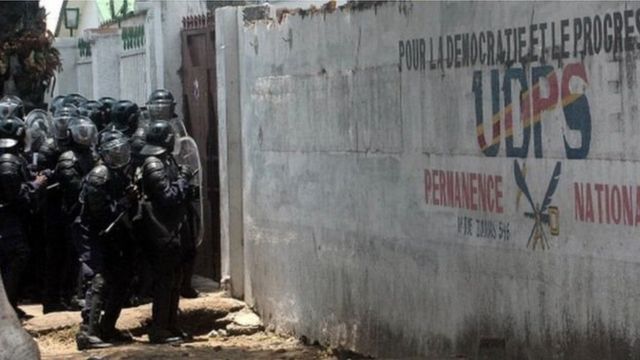 Policiers devant le siège de l'UDPS