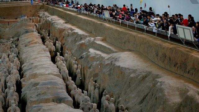Tần Thủy Hoàng đã được chôn trong một lăng mộ khổng lồ, đến nay vẫn chưa được khai quật, có đội quân bằng đất nung ở vây quanh.