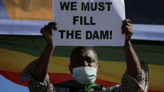 إثيوبي يرفع لافتة تقول "يجب ملء السد"