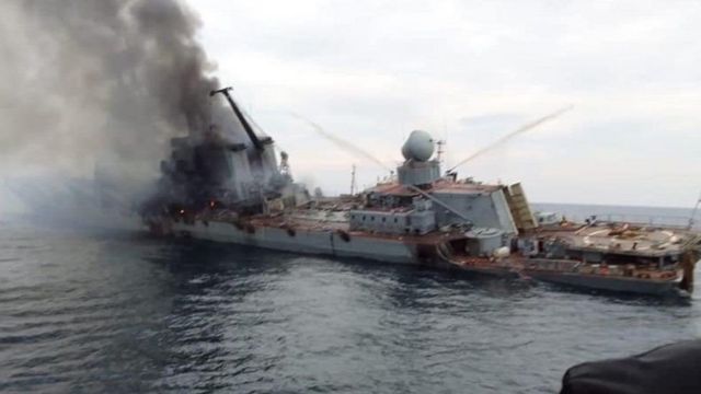 Novas imagens supostamente mostram o navio Moskva antes do naufrágio