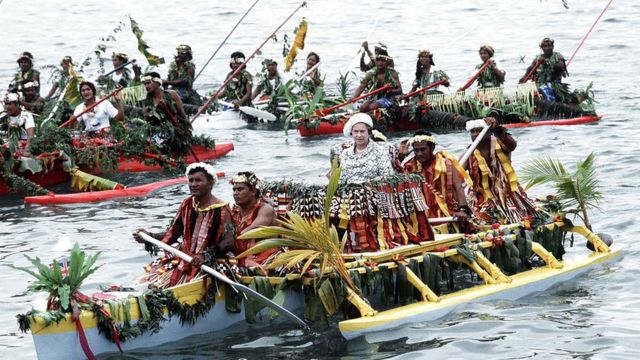 Королева в лодке. Тувалу, 1982 год