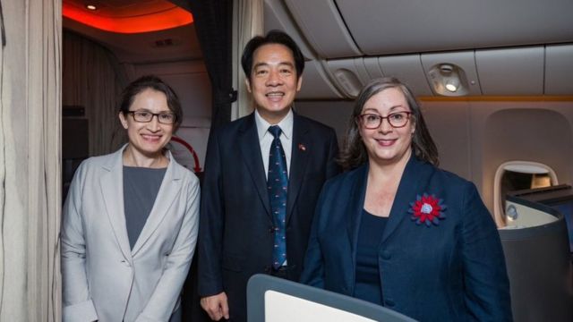 赖清德（中）抵达纽约，在机场和台湾驻美代表萧美琴（左）以及美国在台协会执行理事蓝莺（Ingrid Larson, 右）合影。