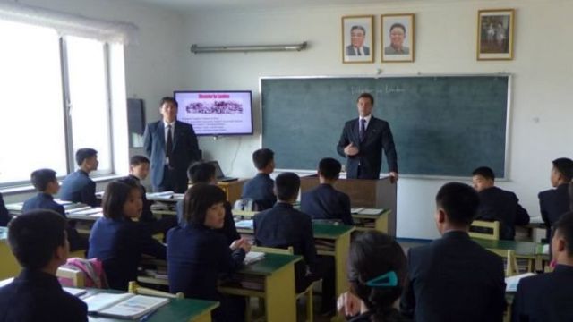 與朝鮮課堂學習英文的學生交流互動。