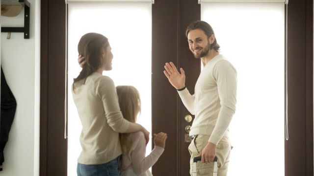 Madre e hija despidiéndose de su padre.