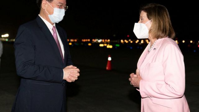 وزير الخارجية التايواني "جوزيف وو" يرحب برئيسة مجلس النواب الأمريكي نانسي بيلوسي في مطار تايبيه سونغشان