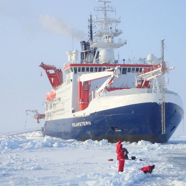 Rompehielos Polarstern varado en el hielo en el Ártico