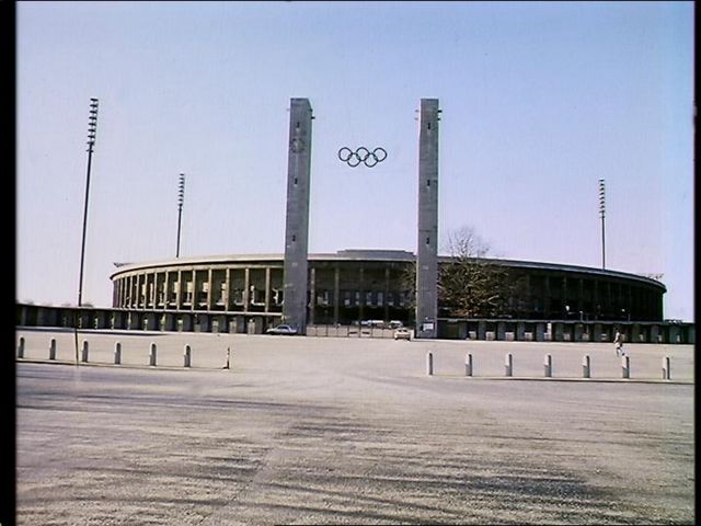 柏林奥运体育场，以及所有德国纳粹时代建筑的全部法西斯符号已悉数清除（Credit: BBC）(photo:BBC)