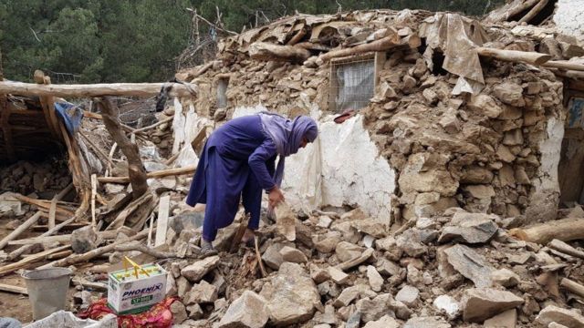 شخص يحفر بين أنقاض منزله الذي دمره الزلزال.