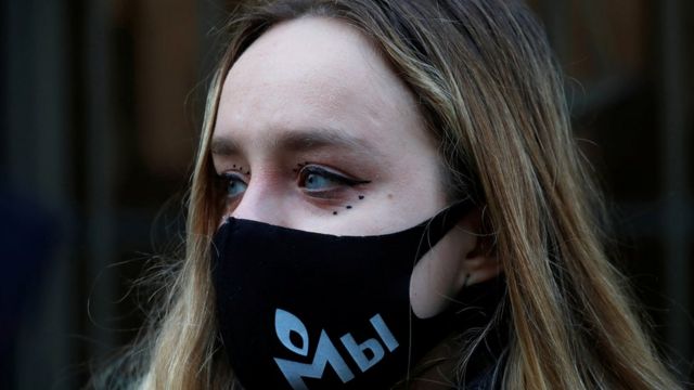 Una mujer con una mascarilla