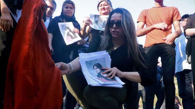 متظاهرين خرجوا احتجاجا على وفاة مهسا أميني