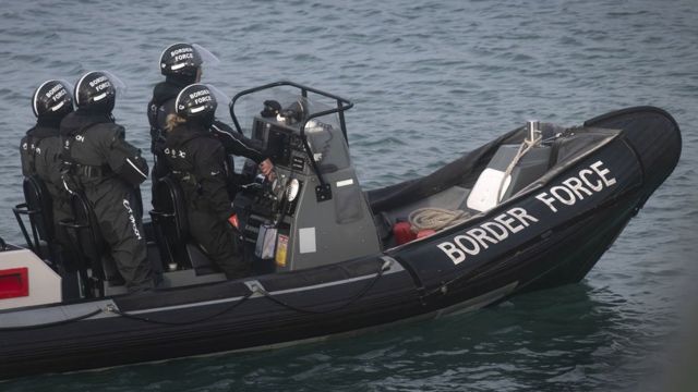 Британский патрульный катер в заливе Дувра