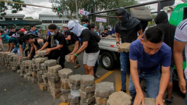 Estudiantes montan una barricada en Nicaragua