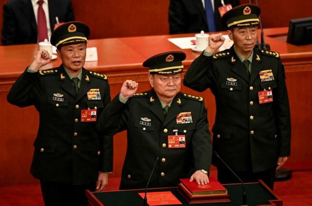 中国中央军委副主席张又侠（中）、何卫东（左）和国防部长李尚福（右）。(photo:BBC)