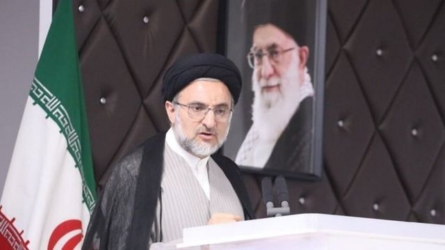 رئیس سازمان اوقاف با حکم آیت الله علی خامنه ای منصوب می شود. مهدی خاموشی (عکس بالا) از سال ۱۳۹۷ رئیس این سازمان است و اخیرا گفته شده که یک ملک تاریخی وقفی را به قیمتی ناچیز به عروس خود در قزوین اجاره داده