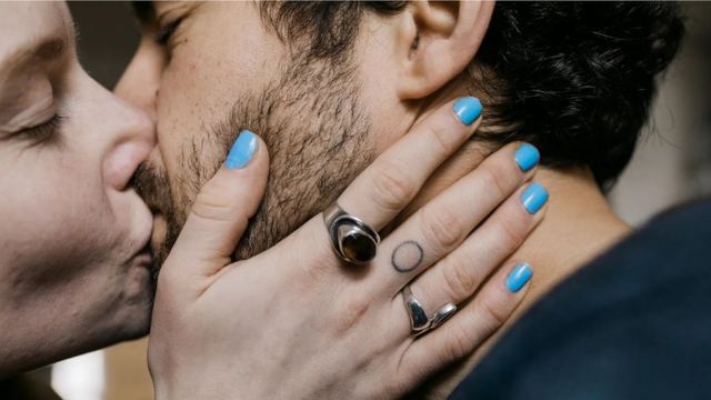 இருவர் முத்தமிடும் காட்சி