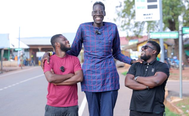 Awuche es casi dos pies más alta que el reportero de la BBC, Favor Nunoo.