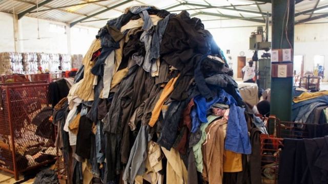 Une pile de vêtements de seconde main au centre de recyclage du textile de l'entreprise sociale française "Le Relais" à Diamniadio, au Sénégal, le 25 juin 2019