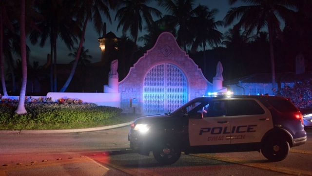 Une voiture de police à l'extérieur de Mar-a-Lago à Palm Beach, en Floride. Photo : 8 août 2022