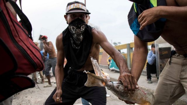 Homens encapuzados