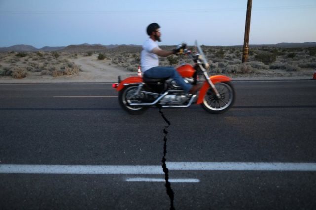 El sismo fracturó vías en el sur de California.