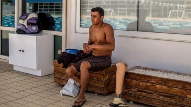 الحسین از طریق پدرش با شنا آشنا شد، هر چند در ابتدا در مقابل یادگیری مقاومت می‌کرد