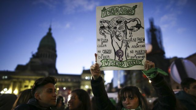 Protesta de mujeres por el aborto en Argentina