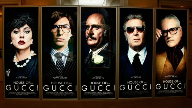 plakat z bohaterami "Dom Gucciego" W kinie