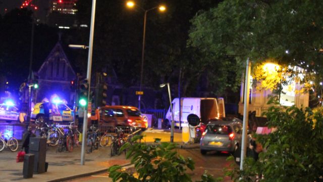 写真中央の白いワゴン車がロンドン橋の攻撃に使われた車両とみられる