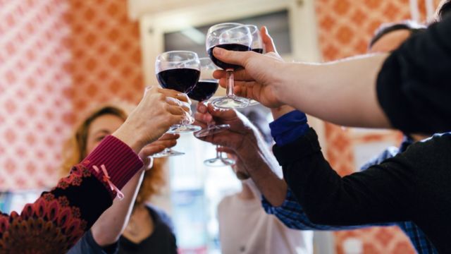 Amigos reunidos brindando com vinho