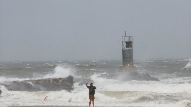 Homem em frente ao mar revolto
