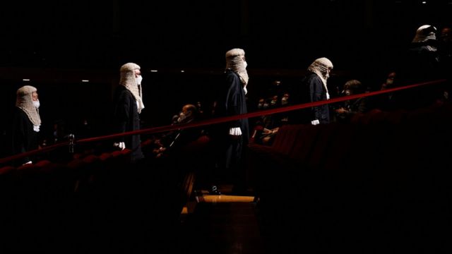 香港大会堂中国香港法律年度开幕典礼礼成后身穿律师袍并戴上假发的大律师列队立场（16/1/2023）