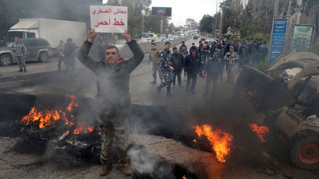 وقفات احتجاجية في لبنان رفضا لتخفيض رواتب العسكريين المتقاعدين