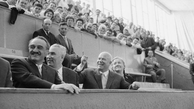 Никита Хрущев в хорошем настроении на концерте Бенни Гудмена и его оркестра во Дворце спорта ЦСКА 30 мая 1962 года. Справа от Хрущева его жена Нина Петровна, слева - секретарь ЦК КПСС Фрол Козлов и член Политбюро Анастас Микоян