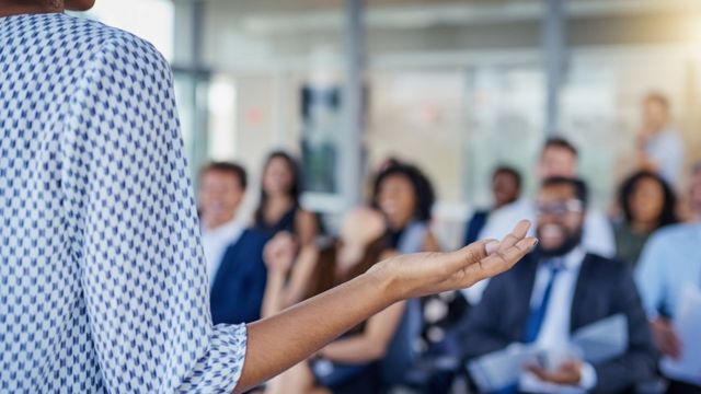 Mujer hablando en un entorno profesional