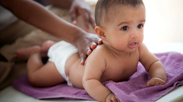 Массаж, если делать его правильно, помогает младенцам набирать вес, защищает от инфекций и сокращает детскую смертность