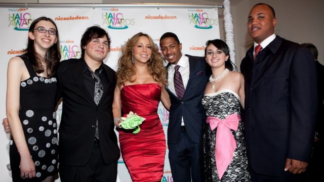 Jackson posa ao lado da cantora Maria Carey (centro)