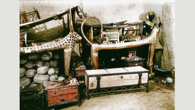 哈里·伯顿记录了图坦卡蒙墓中的物品——包括这个白色箱子，里面有亚麻布衬衫、披肩和腰布、18根棍子、69支箭和一支小号(photo:BBC)
