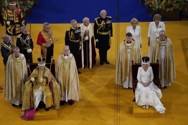 El rey Carlos III en la ceremonia de coronación junto a su esposa, la reina Camila
