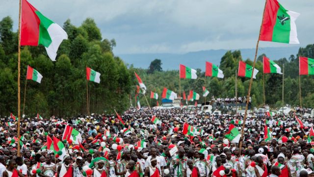 Les partisans du parti au pouvoir au Burundi, le Conseil national pour la défense de la démocratie-Forces pour la défense de la démocratie (CNDD-FDD), assistent à un rassemblement de campagne de leur candidat présidentiel Evariste Ndayishimiye au stade Bugendana dans la province de Gitega, au Burundi, le 27 avril 2020.