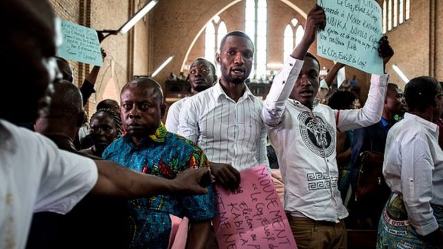 Des fidèles catholiques rassemblés dans une église à Kinshasa pour protester contre la brutalité policière.