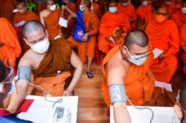Các nhà sư chờ đợi để được tiêm AstraZeneca ở Bangkok, Thái Lan, ngày 30 tháng 7 năm 2021