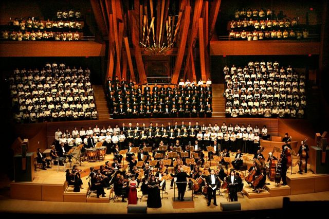 La sinfónica Asiática-estadounidense, con 400 cantantes en el coro, interpreta la "Novena sinfonía" de Beethoven en la sala de conciertos Walt Disney