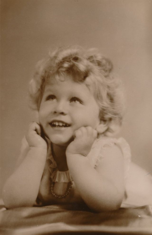 在童年时期，没有人预测到，头戴王冠会是她一生的担当。(photo:BBC)