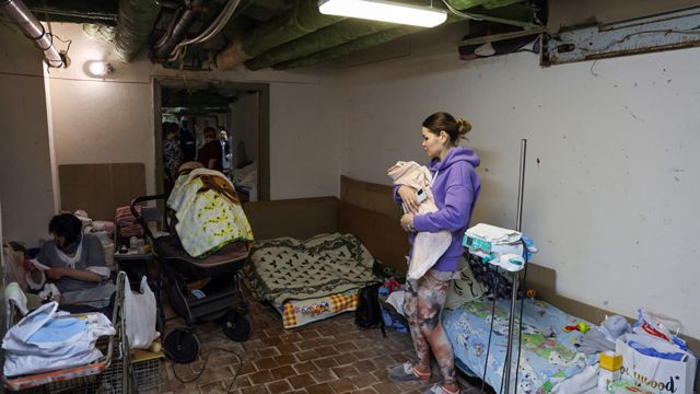 Mulher com bebê em abrigo subterrâneo em Kiev