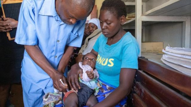 Una niña siendo vacunada en Malawi en 2019.