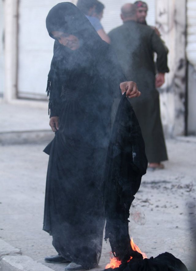 Cette femme brûle son niqab pour marquer la fin du règne de l'EI.