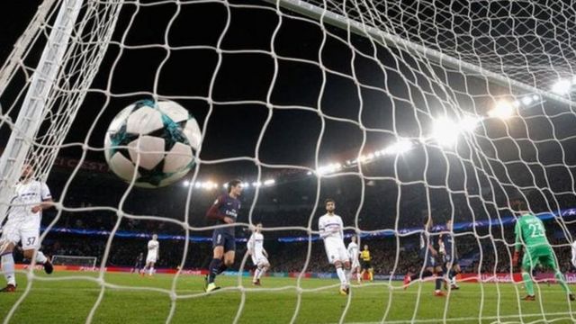 Beki wa kushoto wa PSG Layvin Kurzawa alikuwa mlinzi wa kwanza kufunga hat-trick huku timu yake ikiicharaza Anderlecht bao 5-0