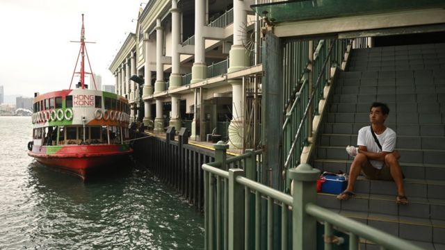 熱帶風暴浪卡掠過香港之際一輛天星小輪停靠在中環碼頭（13/10/2020）