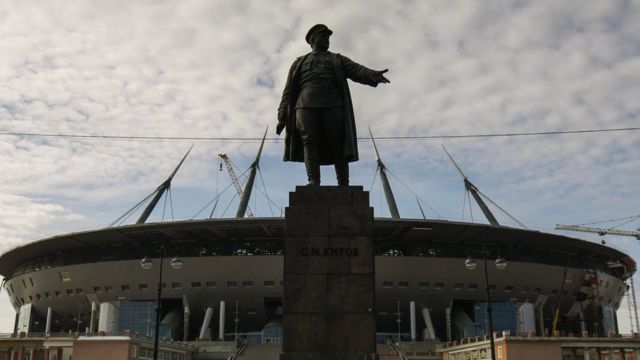 Зенит-Арена и памятник Кирову